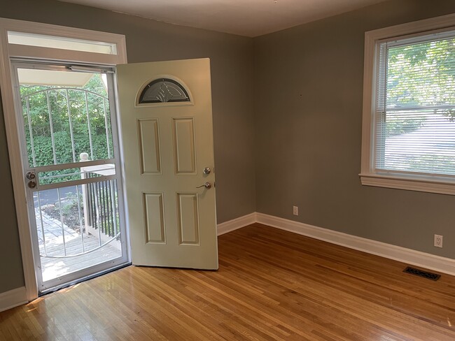 Foto del edificio - 323 Bowwood Dr