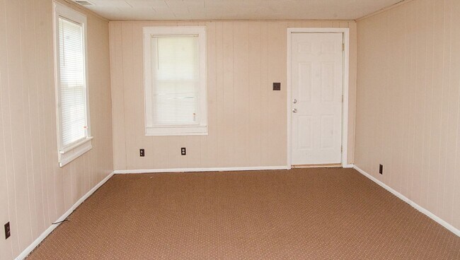Building Photo - 3 Bedroom / 1 Bathroom Available August 2024