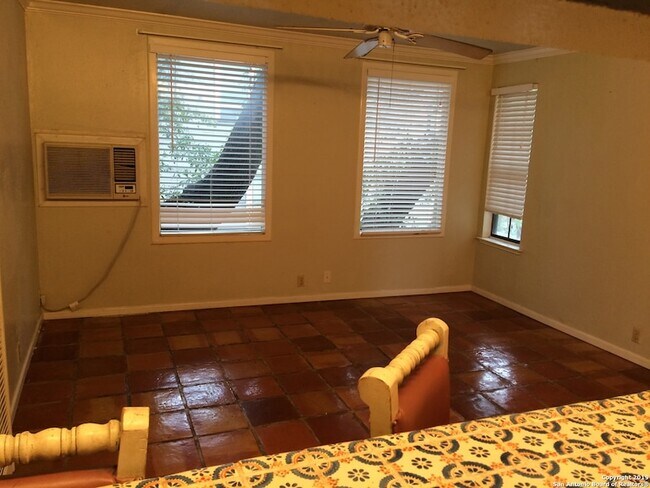 Building Photo - 230 E Mulberry Ave