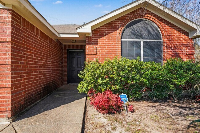 Foto del edificio - Updated 3-2-2 in Dallas! New Carpet and Paint! Big Yard!