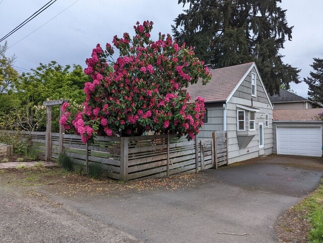 Building Photo - Brentwood-Darlington, 4 bed/2 bath, large ...