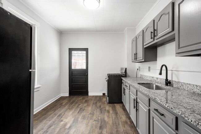 Building Photo - BEAUTIFULLY RENOVATED 2 BEDROOM GEM!!! OFF...