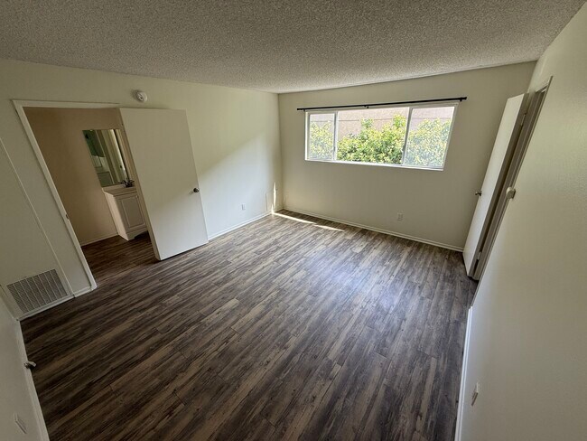 Building Photo - 1218 McClellan Dr