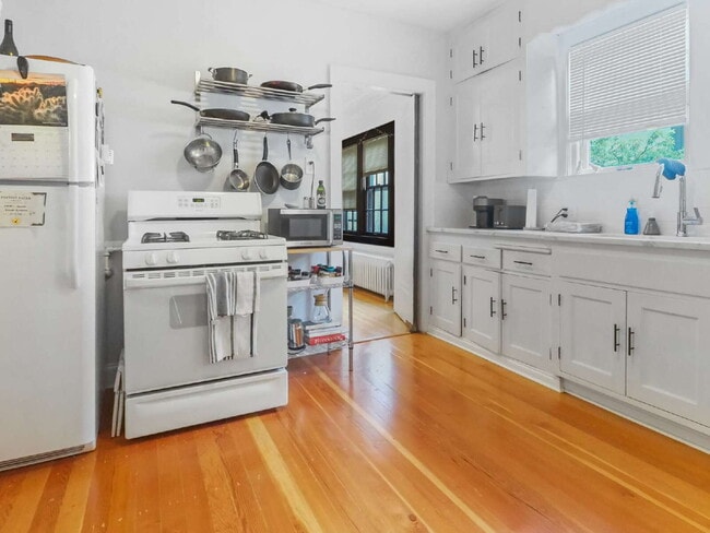 Building Photo - Beautiful Upper Level 3 Bedroom Duplex nea...