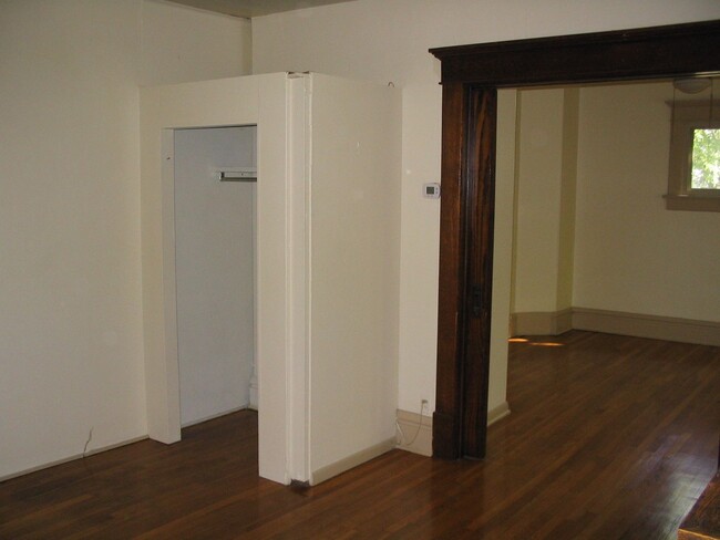Building Photo - 2326 Indianola Ave