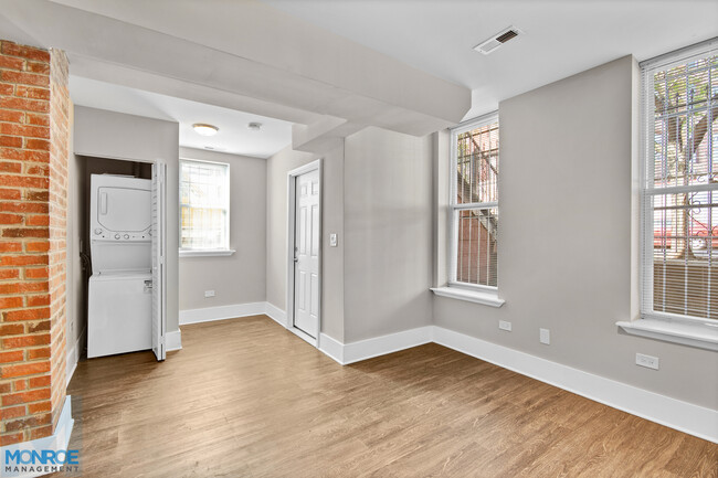 Foto de la sala de estar de 1441 W. Cullerton Street - 1441 W. Cullerton St.