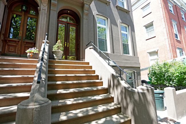 Building Photo - 446 Clinton St