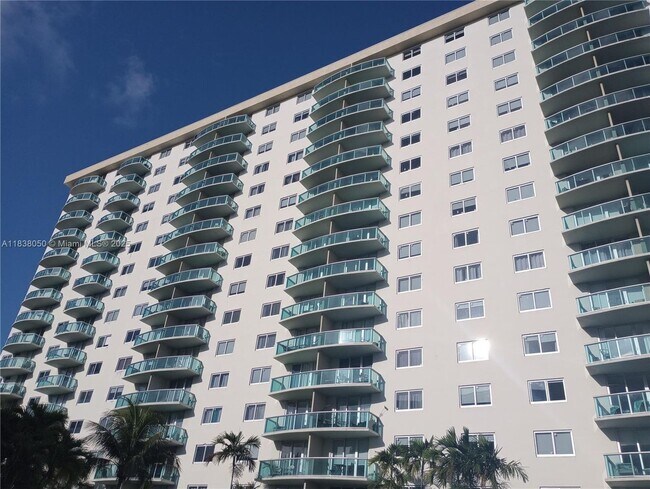 Foto del edificio - 19370 Collins Ave