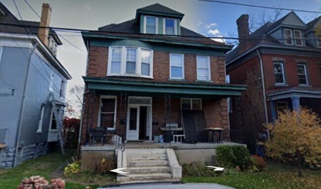 Building Photo - 213 Amber St