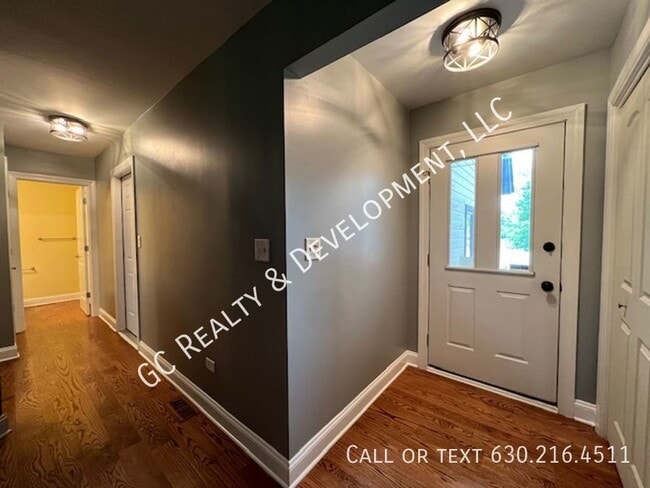 Building Photo - **CYPRESS COURT TOWNHOME - POPLAR CREEK SU...