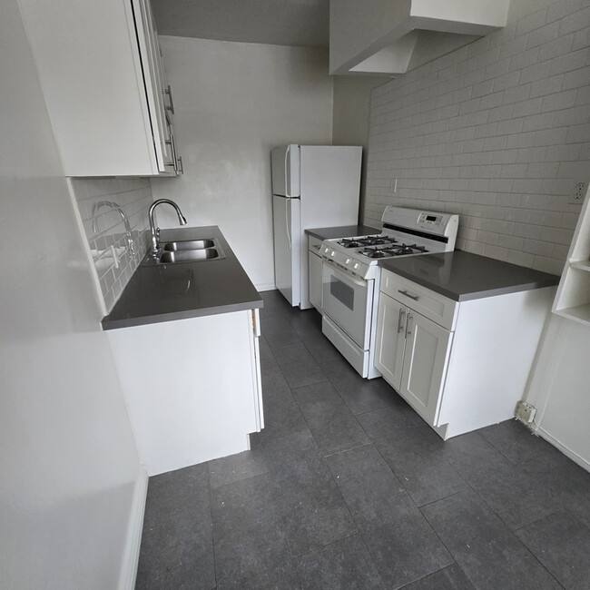 Photo - 833 N Formosa Ave Apartment