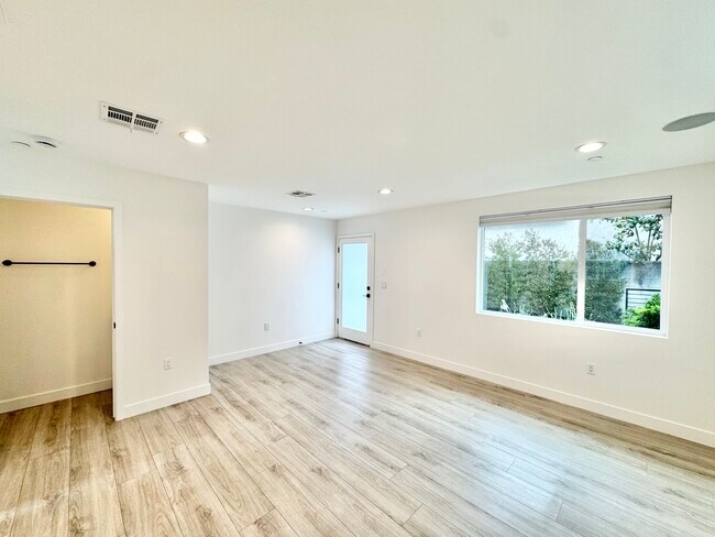 Foto del edificio - 1125 N Virgil Ave