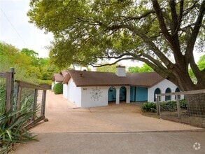 Building Photo - 907 E Live Oak St