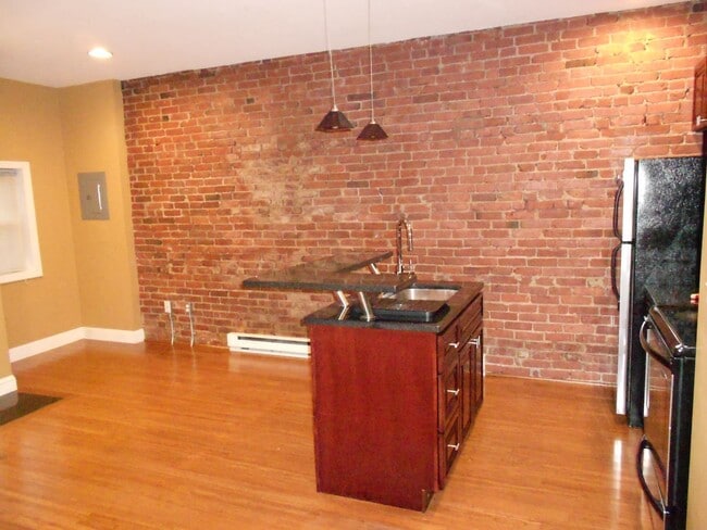 Building Photo - 98 Knight St