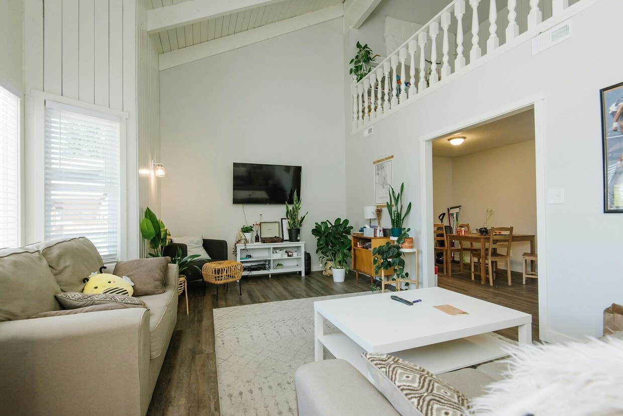 Primary Photo - 613 N 1100 West St