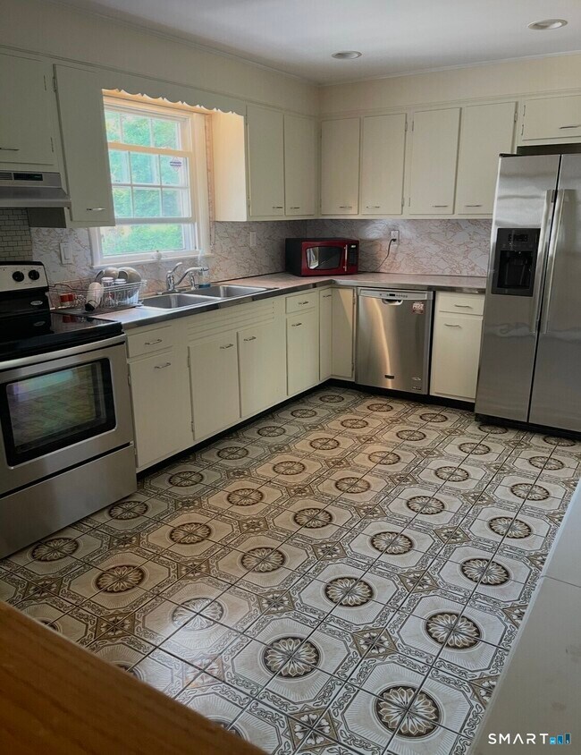 Building Photo - 131 Old Elm Rd