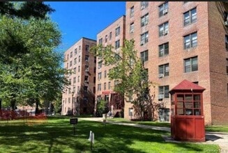 Building Photo - 150-20 71st Ave