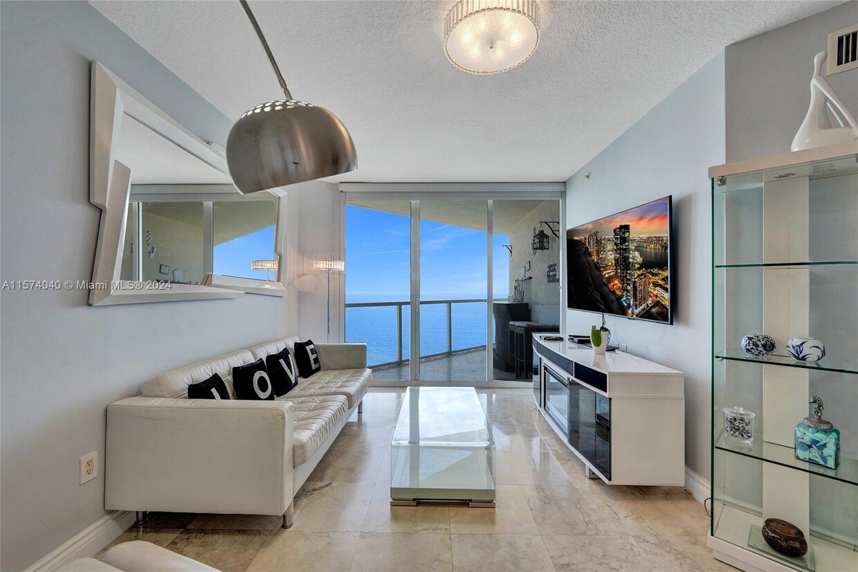 Foto principal - 16699 Collins Ave