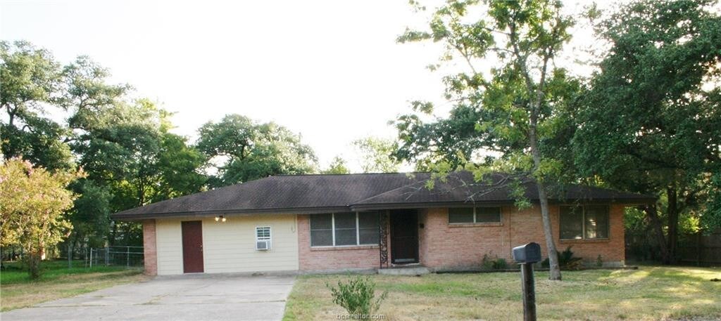 Primary Photo - 1011 Hereford St