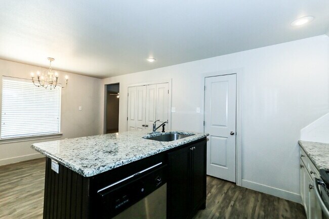 Foto del edificio - First full month's rent free! Luxury Duplexes In Cooper District