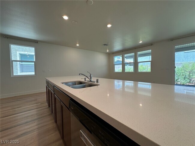 Foto del edificio - 6988 Sylmar Ave