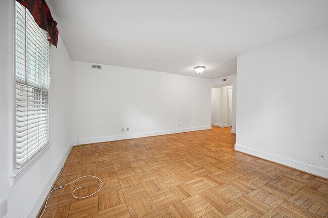 Building Photo - Large, Renovated Apartment Less Than 5 Min...