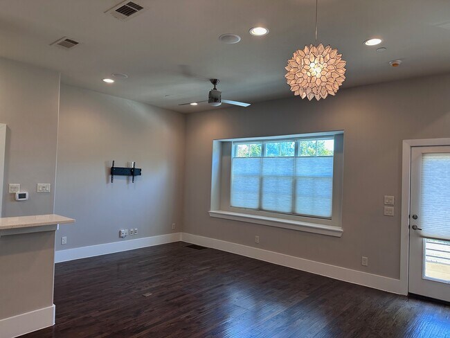 Foto del edificio - 5820 Bryan Pkwy