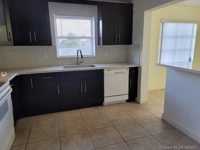 Building Photo - 300 S Luna Ct