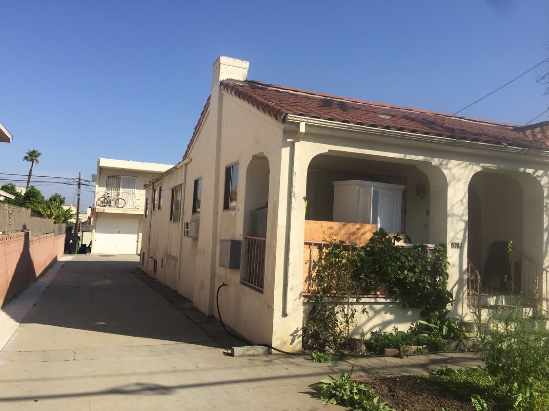 Building Photo - 820 N Beaudry Ave