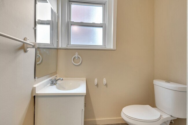 Building Photo - 5 Bedroom, 2 full bath Norristown Rental!