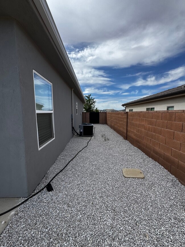 Building Photo - 1886 Honeycomb Dr