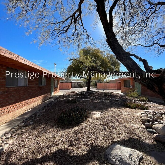 Foto del edificio - 812-812 E Holaway Dr