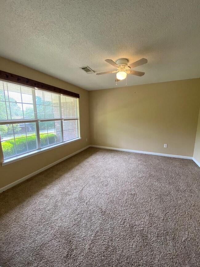 Building Photo - 6400 Bradley Park Dr