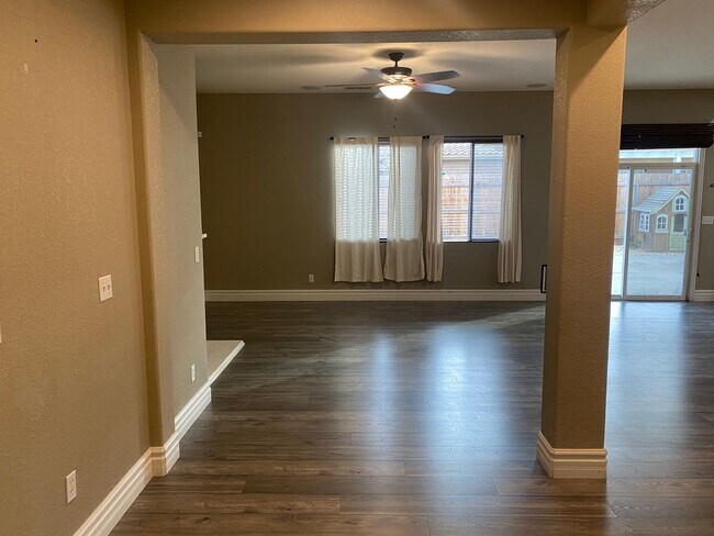 Foto del edificio - 3 Bedroom 2 bathroom with a bonus room and Solar in NW Visalia!