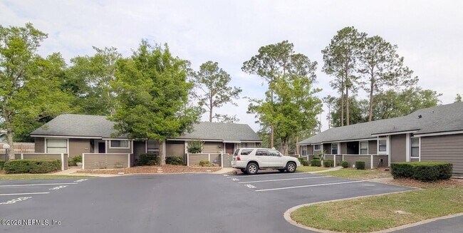 Foto del edificio - 8412 Long Meadow Cir N