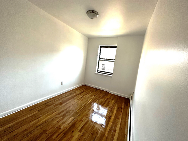 Building Photo - 87-29 58th Ave