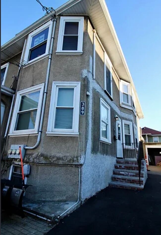 Building Photo - 389 School St