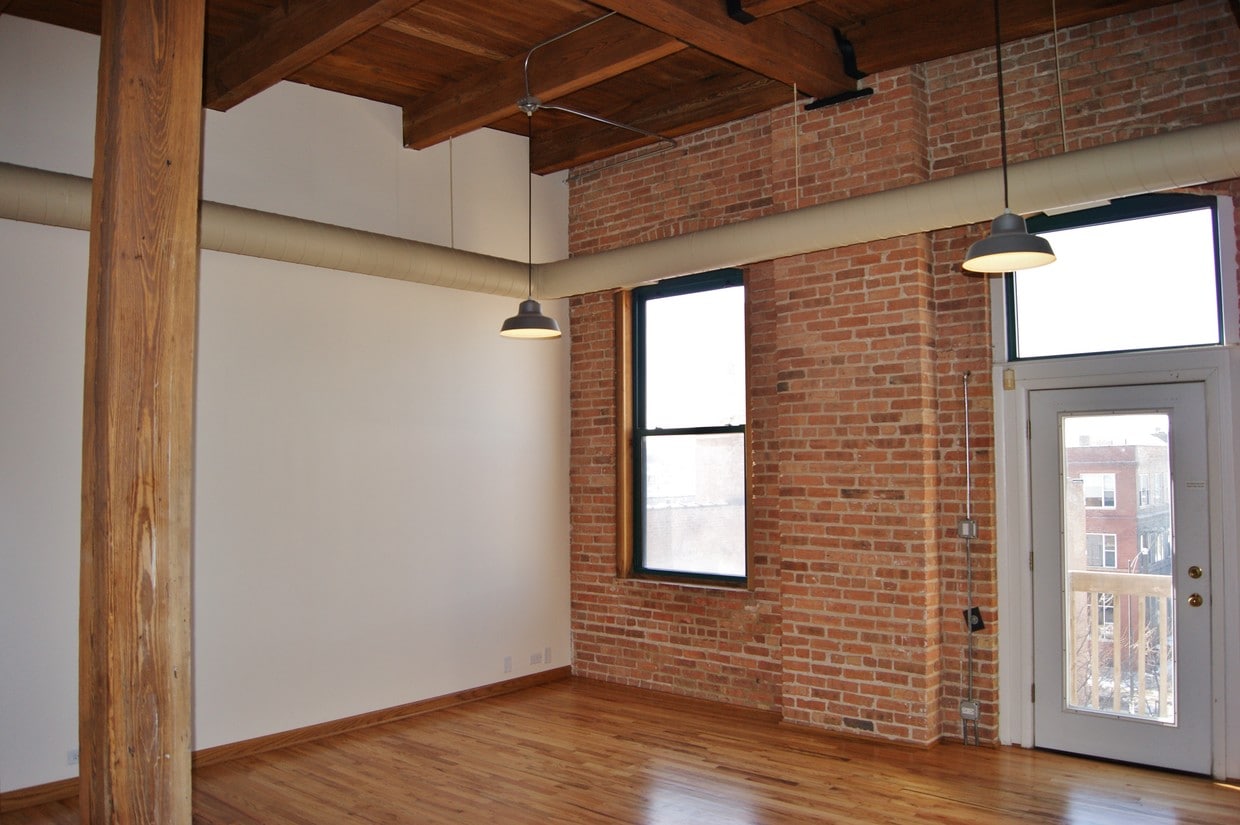 Primary Photo - 216 N May St