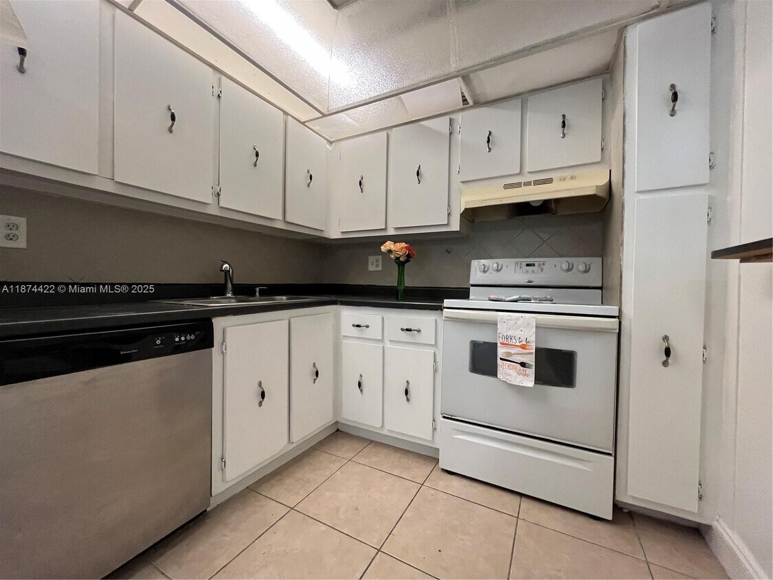 Primary Photo - 4354 NW 9th Ave