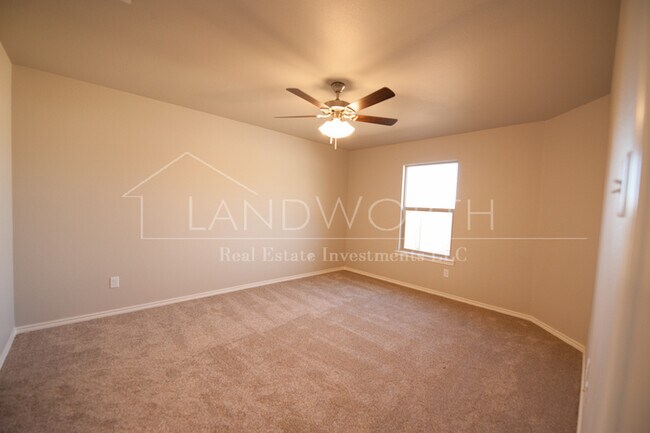 Building Photo - Beautiful Townhome in Great Neighborhood