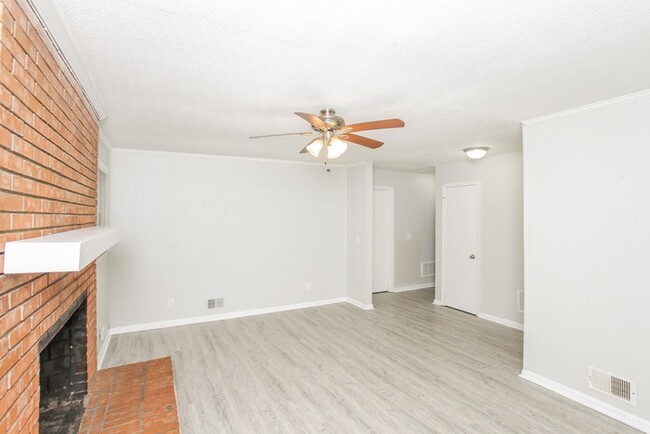 Building Photo - 4 Bedroom Home in West Columbia!