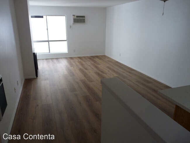 Foto del edificio - 8780 Shoreham Dr