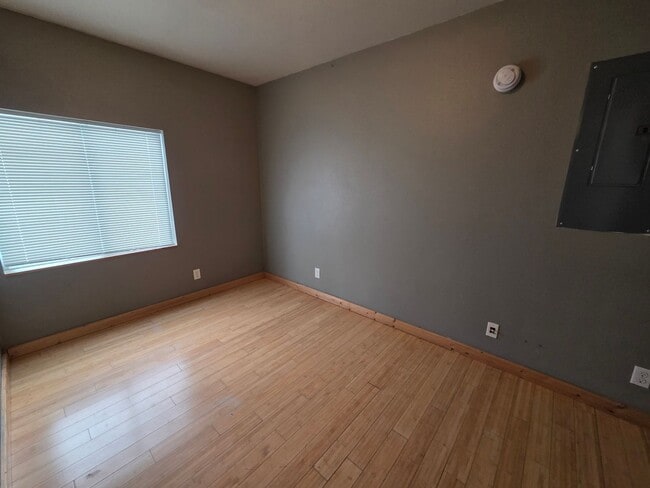 Building Photo - 3 Bedroom House