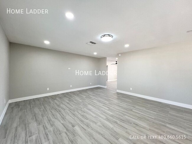 Foto del edificio - 1534 W Comstock Dr