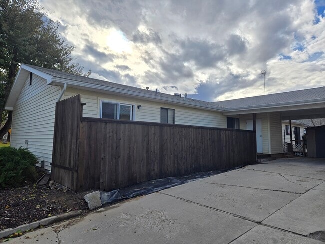 Building Photo - 935 Center Ave