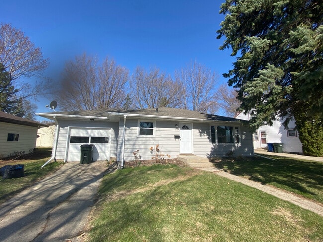 Building Photo - 1319 Hillcrest Ct