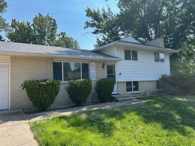 Building Photo - Corner Lot 4 Bedroom With AC!