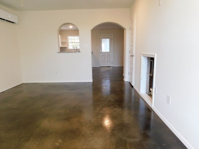 Building Photo - 625 Poplar St