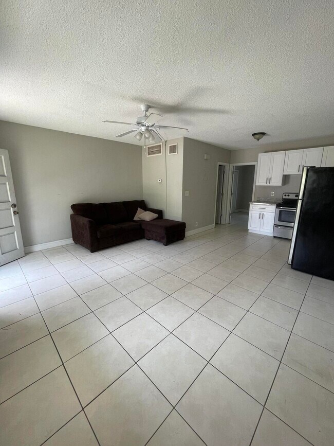 Building Photo - 4140 Woodside Dr