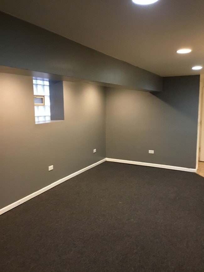 Living room - 7516 S Paxton Ave